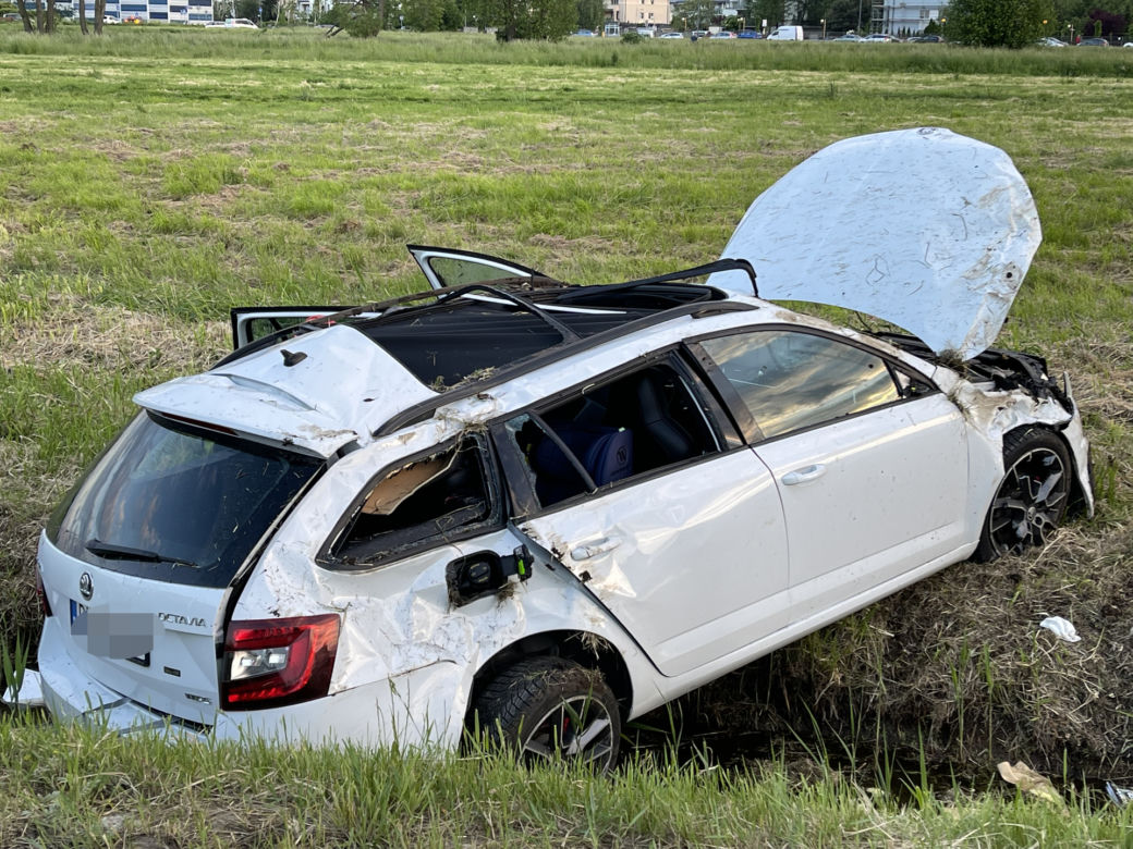 Auto kilka razy koziołkowało. Za kierownicą pijany ojciec. Pasażerką była jego maleńka córeczka
