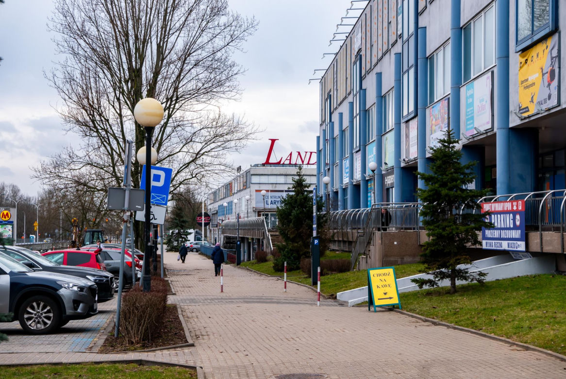 Centrum handlowe Land przy metrze Służew w Warszawie