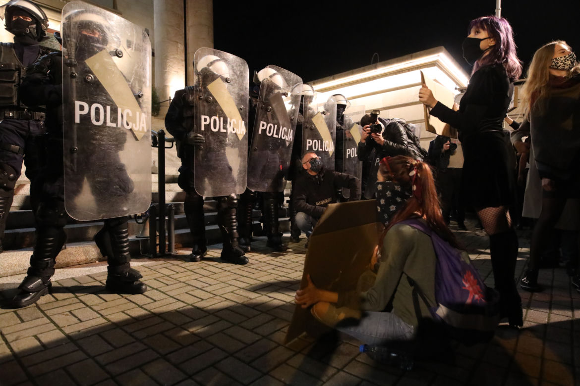 Strajk kobiet w Katowicach: Wyszedł do policji z kwiatami. Reakcja wzrusza!