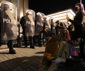 Strajk kobiet w Katowicach: Wyszedł do policji z kwiatami. Reakcja wzrusza!