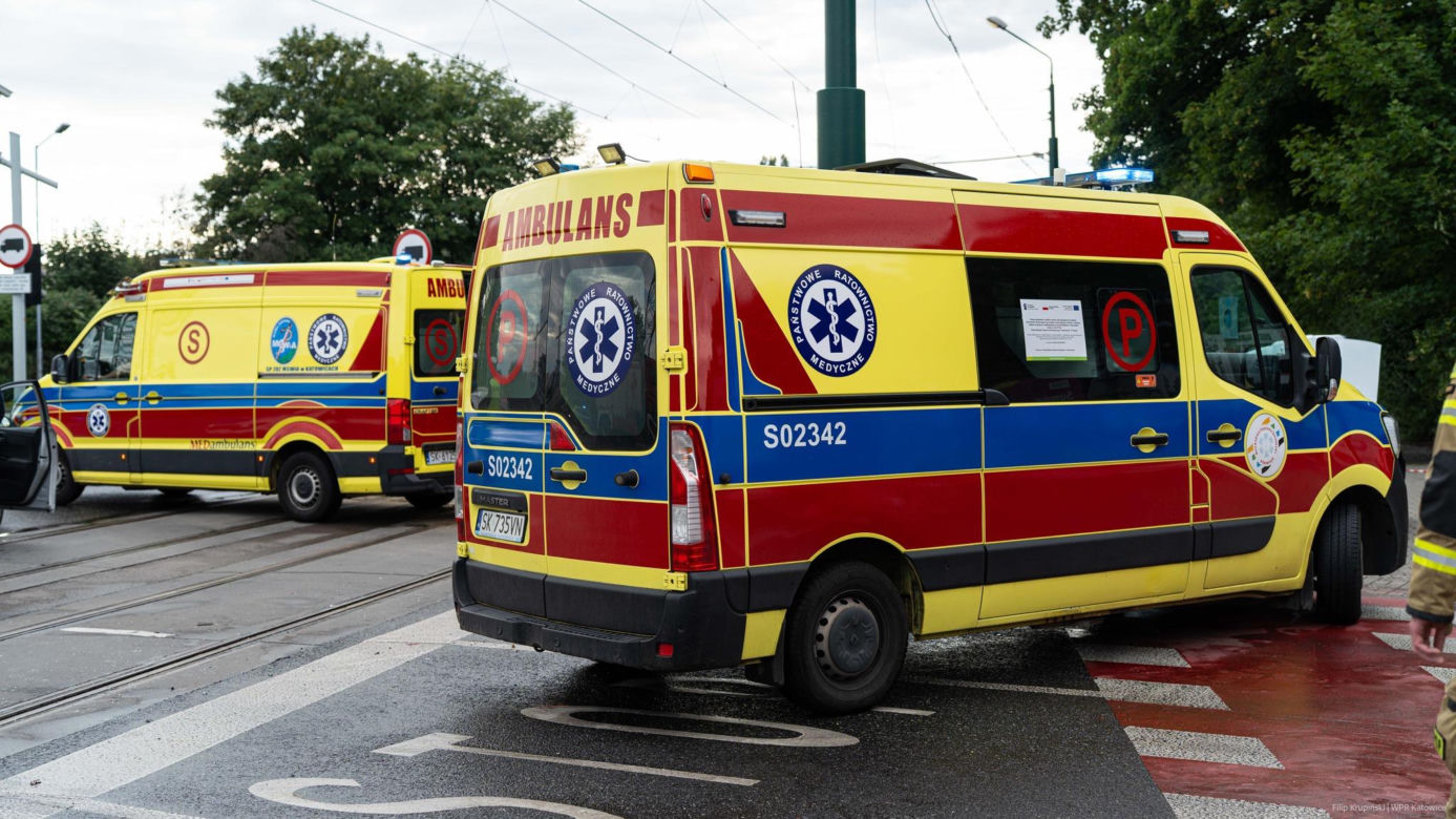 Wypadek osobówki i autobusu w Chorzowie