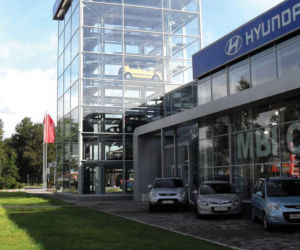 Parking automatyczny - gigantyczna przeszklona witryna salonu samochodowego Audi