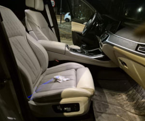 Białe BMW w którym doszło do napaści z użyciem młotka