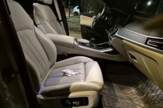 Białe BMW w którym doszło do napaści z użyciem młotka