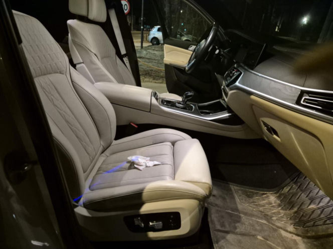 Białe BMW w którym doszło do napaści z użyciem młotka