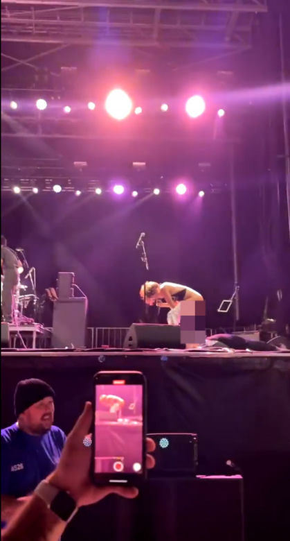 Zespół Brass Against. Wokalistka nasikała na fana na scenie