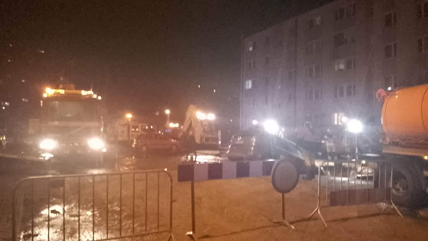 Ulica zapadła się pod samochodami