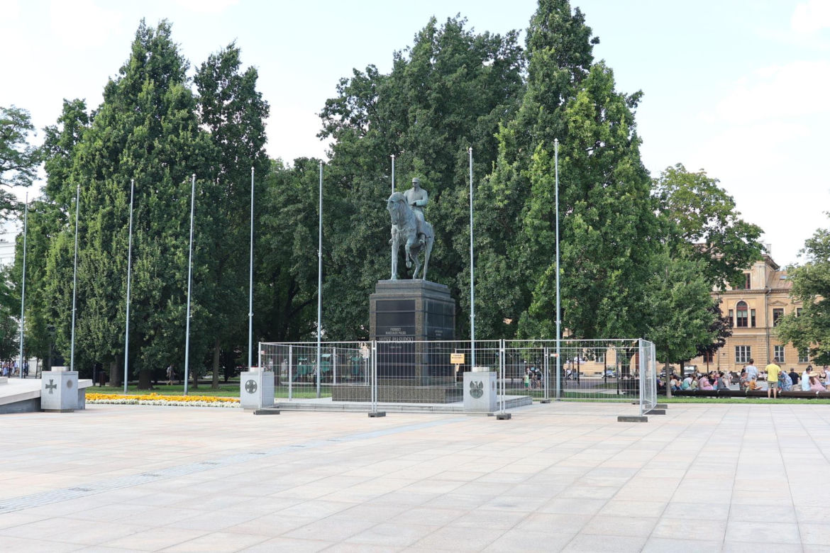 Pomnik Józefa Piłsudskiego w Lublinie ogrodzony