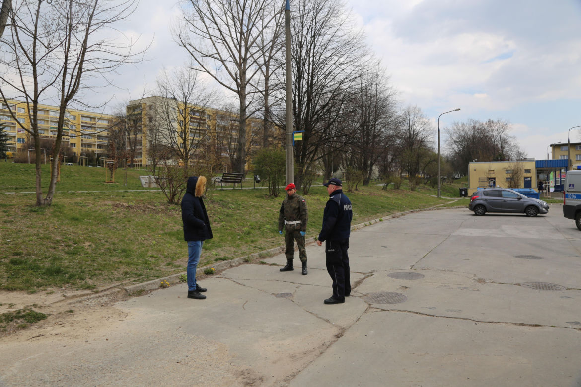 Policja i wojsko upominają i karają mieszkańców Krakowa