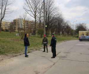 Policja i wojsko upominają i karają mieszkańców Krakowa