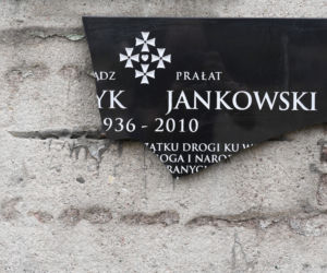 Zniszczyli tablicę Jankowskiego