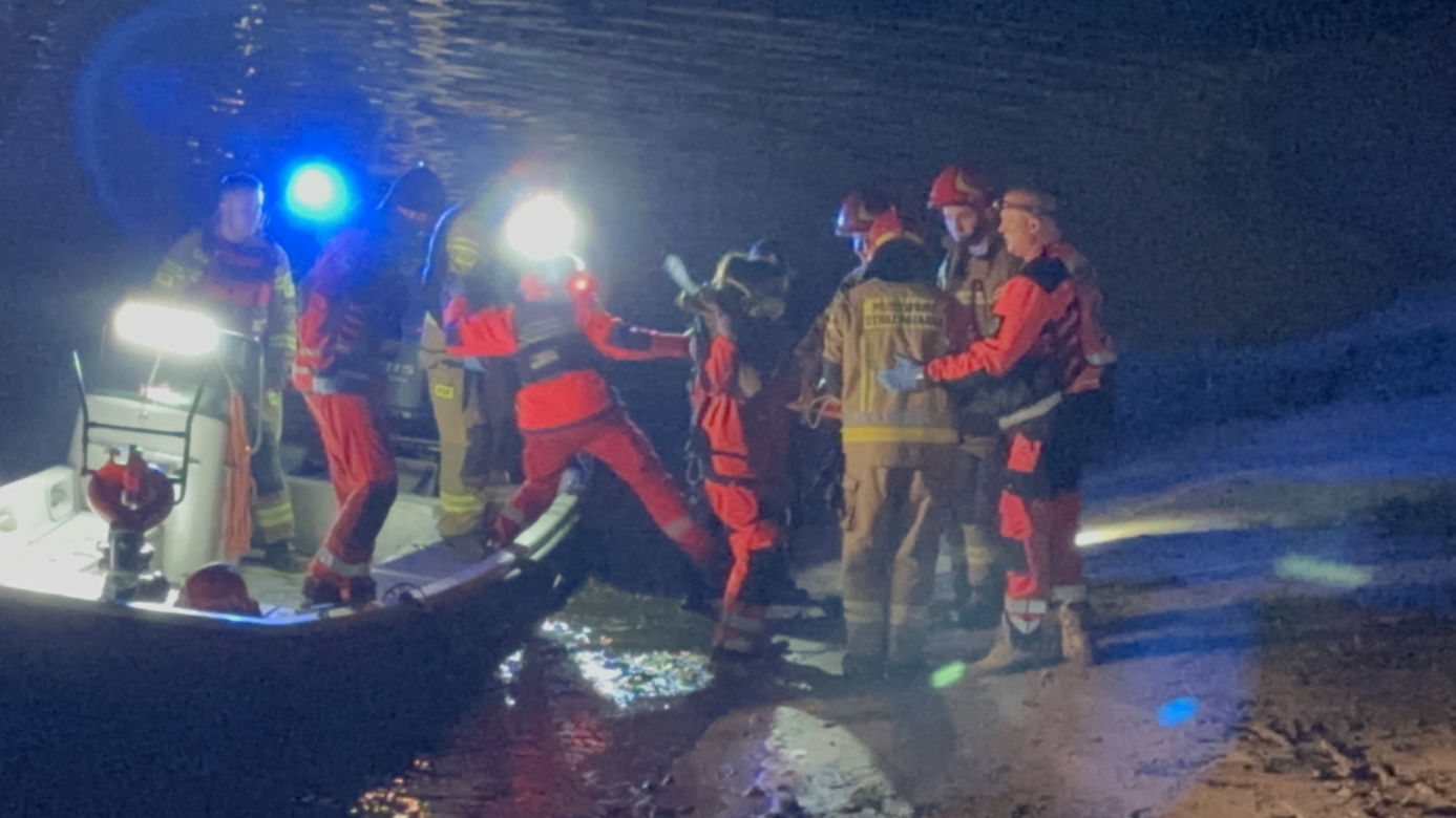 Nastolatek spadł z mostu Poniatowskiego. W akcji śmigłowiec LPR i łódź ratunkowa
