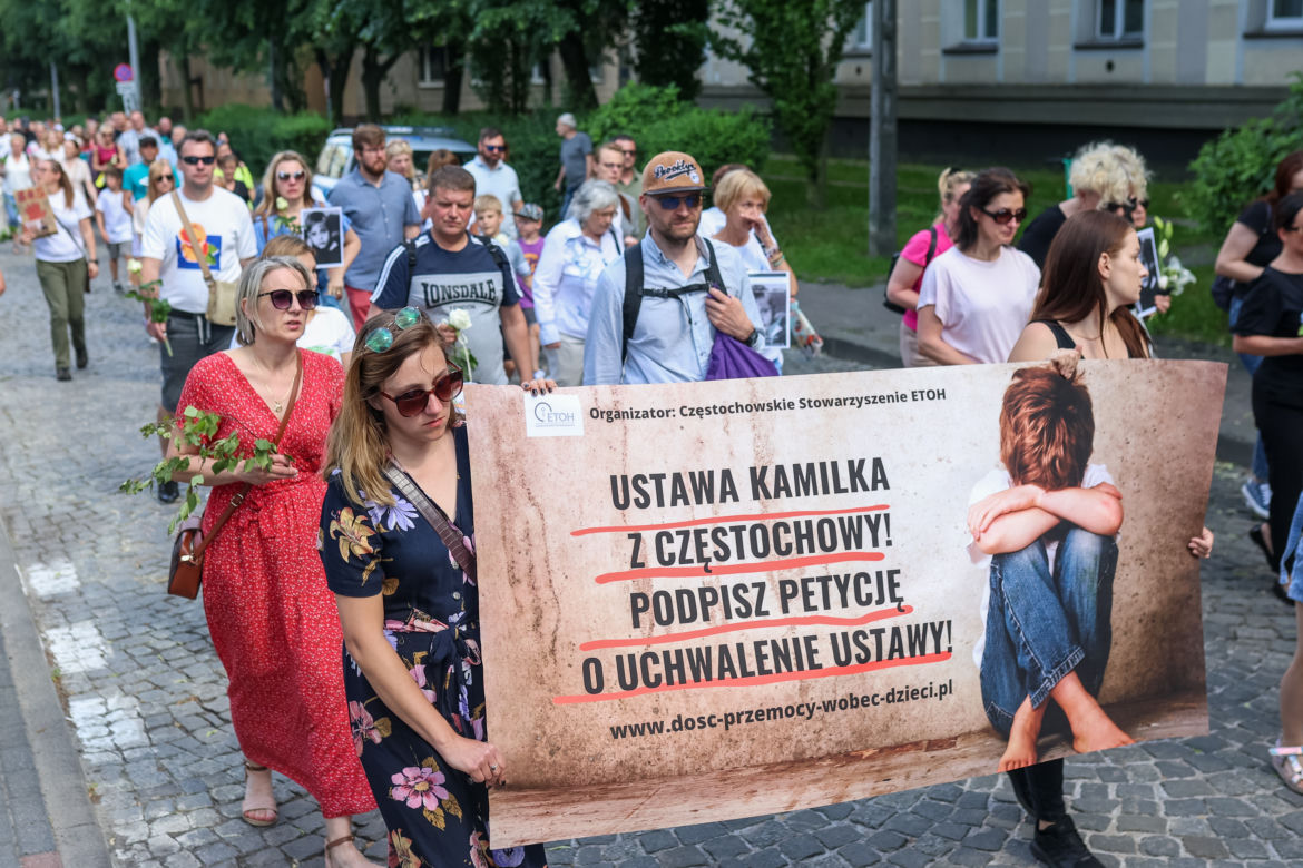 Biały Marsz dla Kamilka. Mieszkańcy Częstochowy przynieśli białe róże