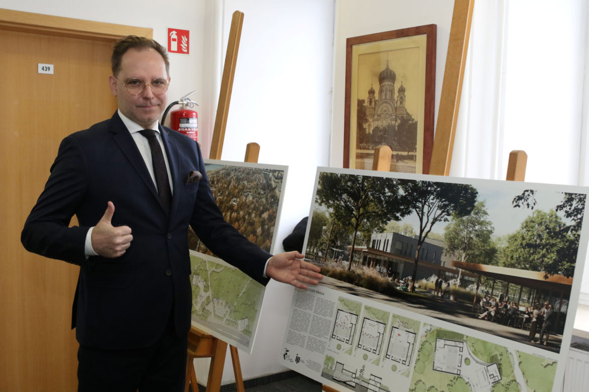 Wiceburmistrz Pragi-Północ Dariusz Kacprzak prezentuje najnowszą koncepcje zmian w Parku Praskim