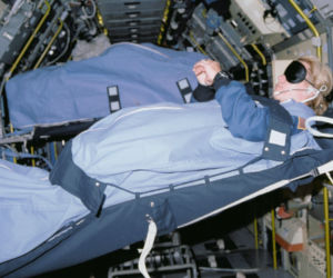 Astronauci śpiący na nieistniejącej już stacji kosmicznej Spacelab w 1991 r.