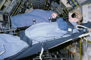 Astronauci śpiący na nieistniejącej już stacji kosmicznej Spacelab w 1991 r.