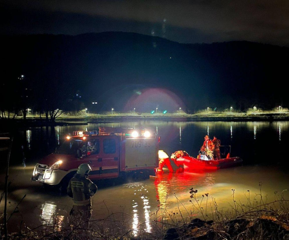 Zniknął pod wodą. Strażacy odnaleźli go tuż przy brzegu