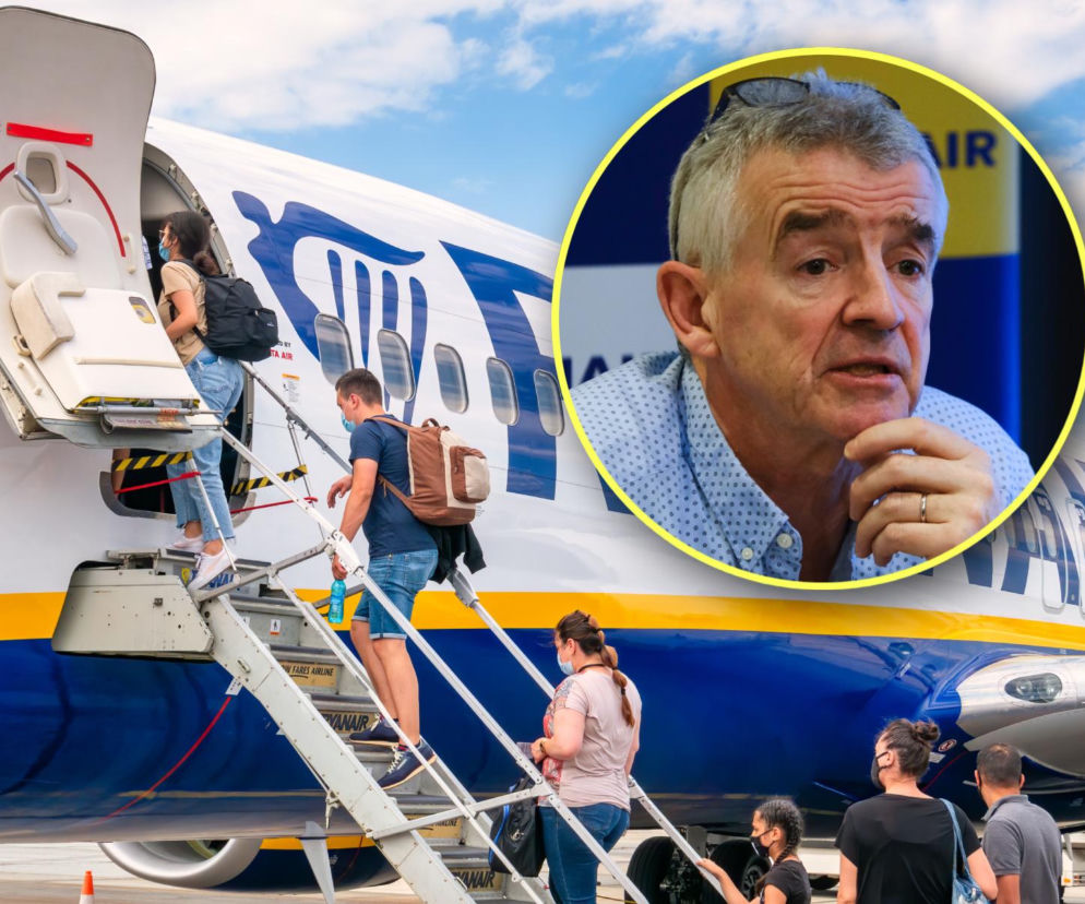 Pasażerowie wchodzący do samolotu Ryanair. Na miniaturze prezes Michael O'Leary. O podwyżkach cen biletów przeczytasz na SE.