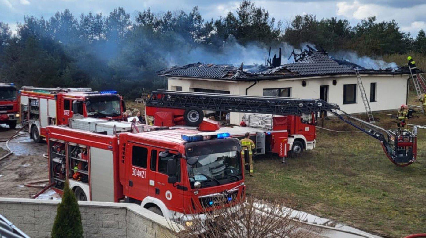 Ogień strawił nowiutki dom, lada chwila rodzina miała w nim zamieszkać. Teraz nie ma dokąd pójść