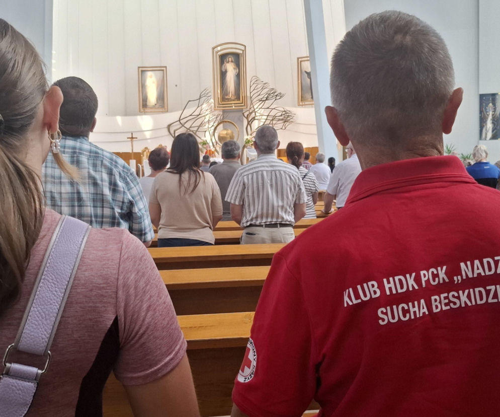 Pielgrzymi w Bazylice Bożego Miłosierdzia. Mężczyzna w koszulce klubu HDK PCK. O wydarzeniu przeczytasz na Radioplus.