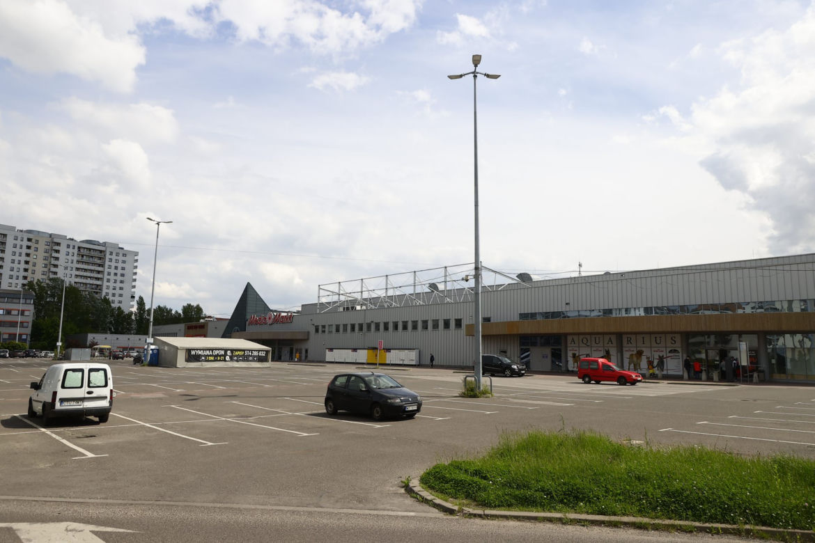 Runął sufit w markecie