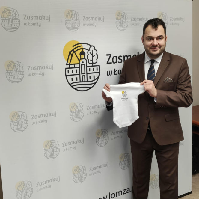 Nowość w łomżyńskiej wyprawce dla noworodków. Dzieci dostaną body z logo ŁKS-u