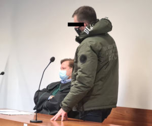 Rzeszów. Ruszył proces policjanta, który robił w hipermarkecie zdjęcia miejsc intymnych kobiecie 