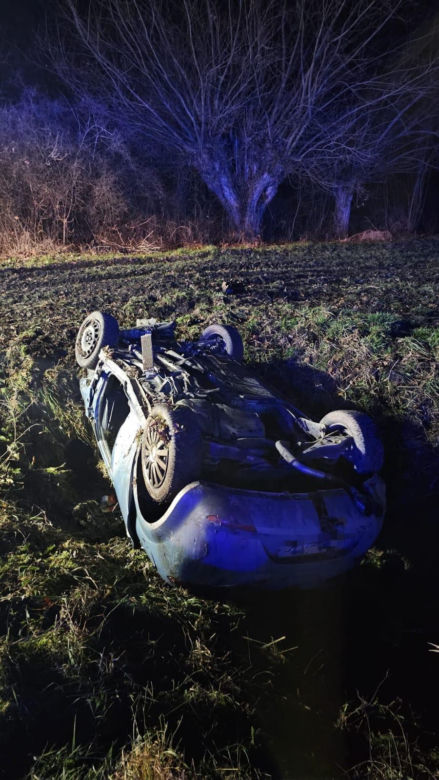 Wypadek w miejscowości Sutków. Auto wylądowało w rowie, a kierowca w szpitalu