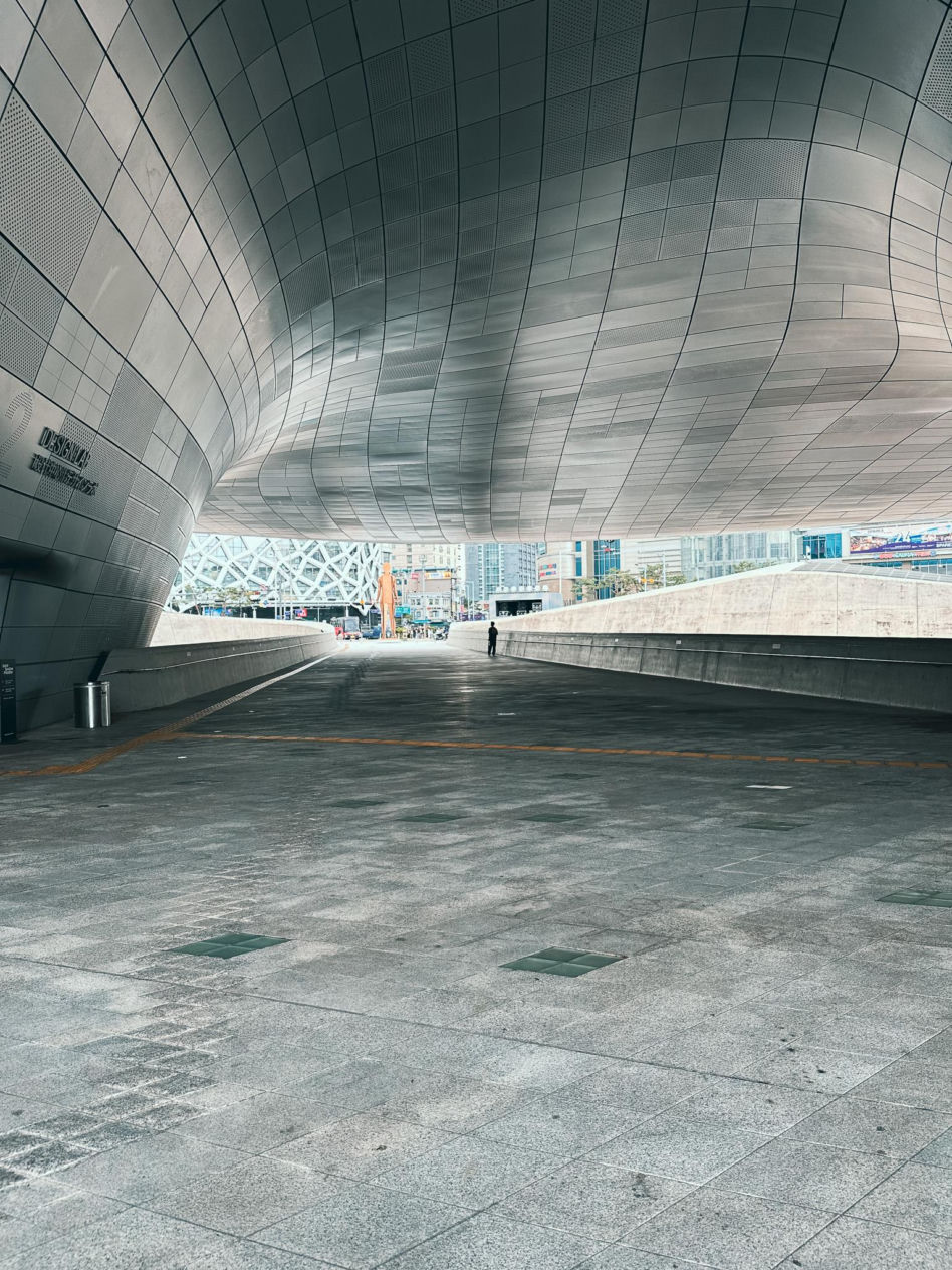 Zaha Hadid i jej Dongdaemun Design Plaza w Seulu