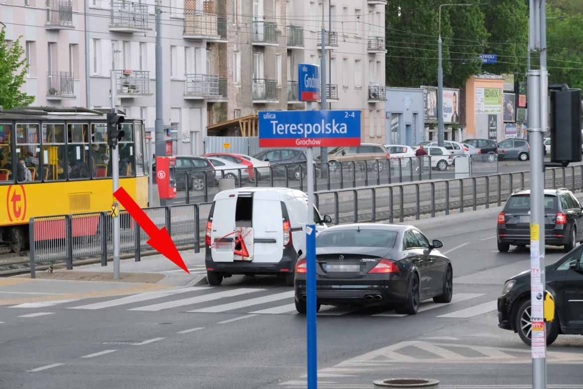 Krawężniki grozy na Grochowskiej