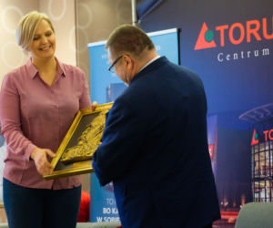 Otylia Jędrzejczak i Filip Chajzer w Toruniu. Tłumy na spotkaniu!