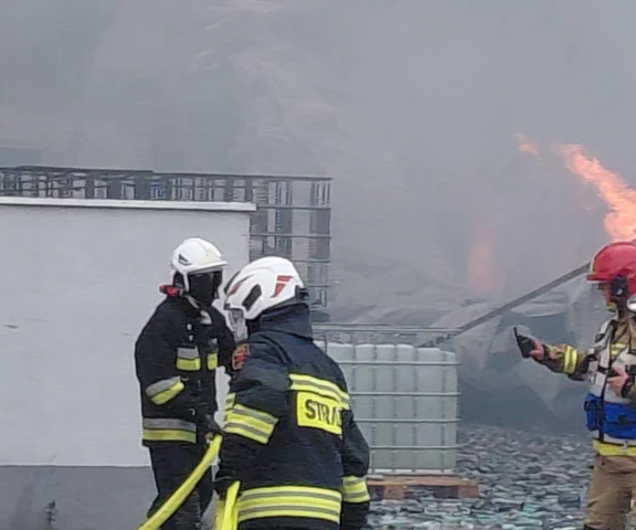 Pożar fabryki aerozoli. Strażacy przekazali nowe informacje