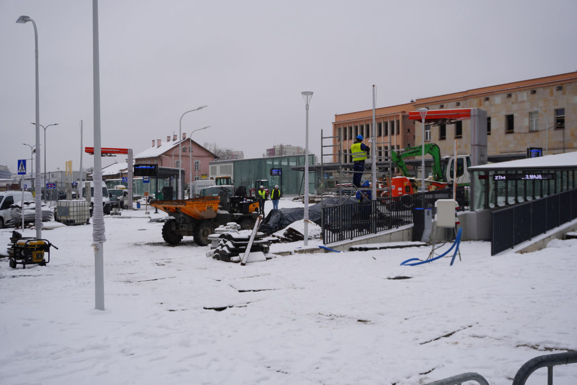 Nowy plac przed dworcem prawie gotowy. Kiedy zostanie otwarty?