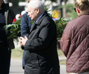 Jarosław Kaczyński na cmentarzu nie był sam. Pewna kobieta nie odstępowała go na krok