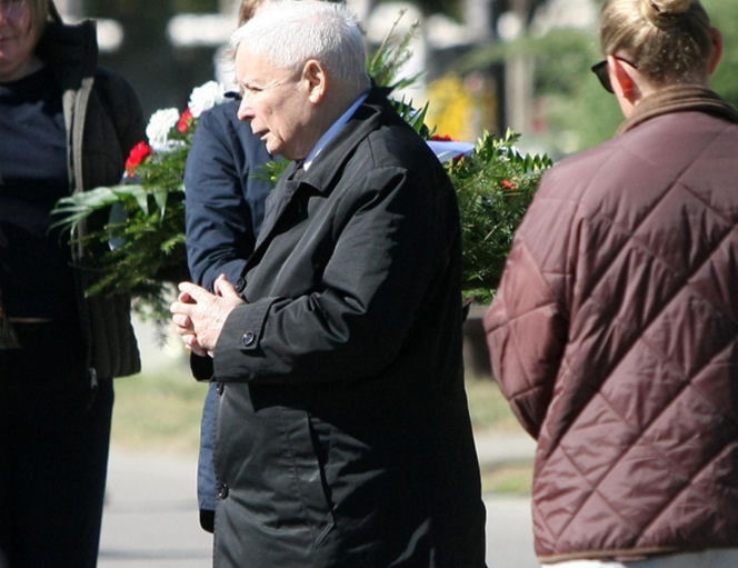 Jarosław Kaczyński na cmentarzu nie był sam. Pewna kobieta nie odstępowała go na krok