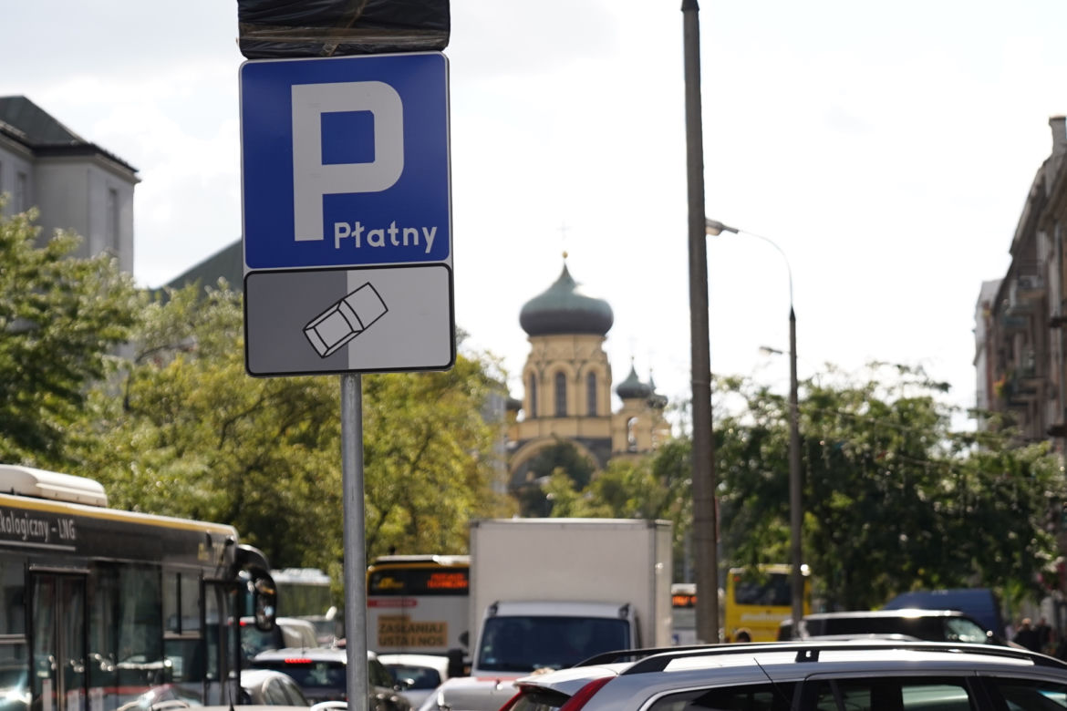 Drożyzna uderzy w warszawskich kierowców. Drakońskie podwyżki opłat za parkowanie