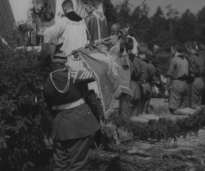 Msza polowa widoczni harcerze przy ołtarzu, Augustów, 1934 r.