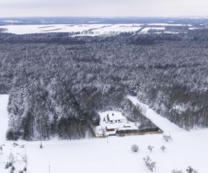Dom Ziobry zasypany śniegiem czeka na gospodarza