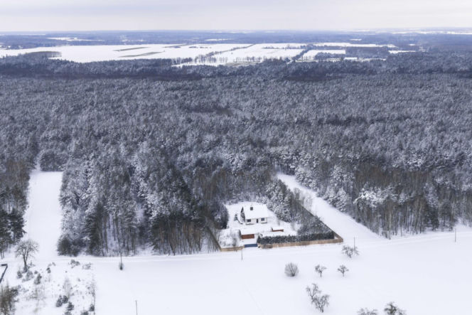 Dom Ziobry zasypany śniegiem czeka na gospodarza