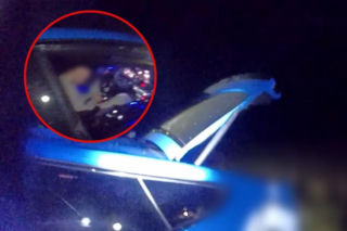 Siedział bez ruchu w roztrzaskanym Audi. Policjanci wybili szybę i wyciągnęli z auta młodego Niemca