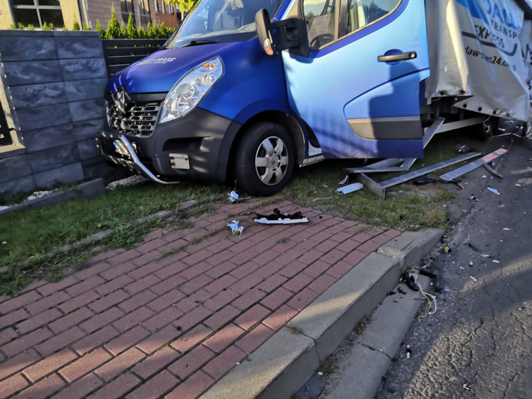 Wypadek we Wrzosowej. Kierowca w ciężkim stanie