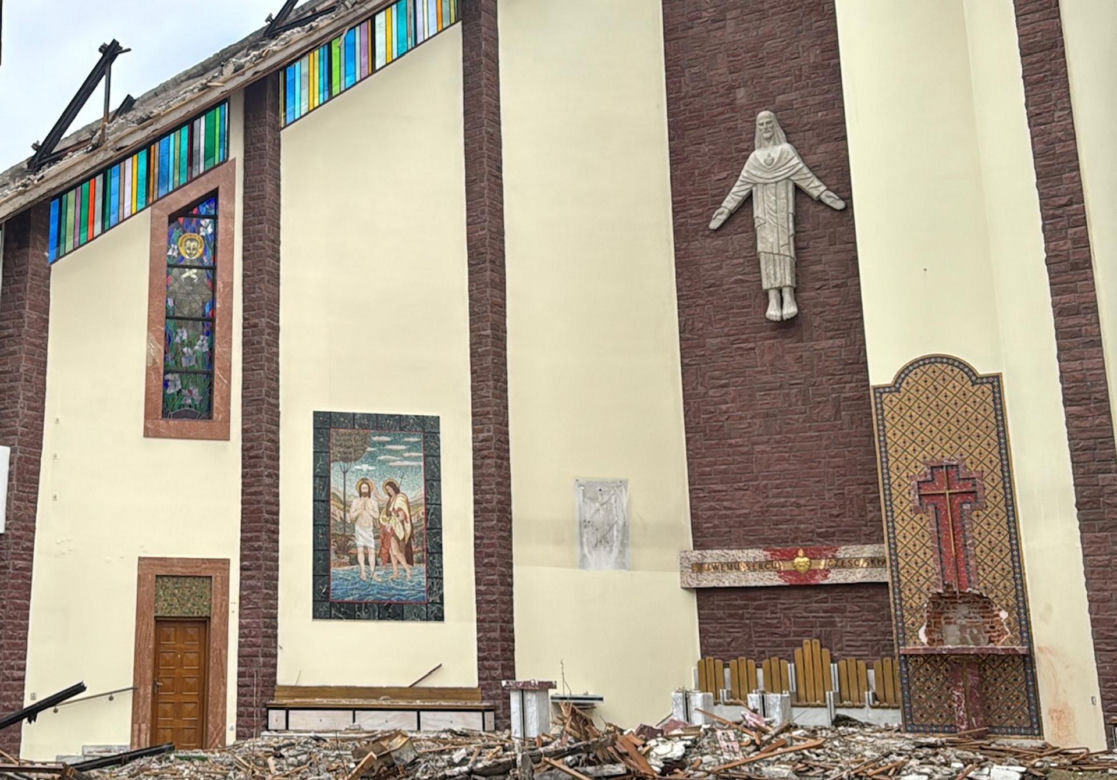 Potężny pożar strawił kościół. Pokruszony beton w miejscu ołtarza, dziura w ścianie w miejscu tabernakulum