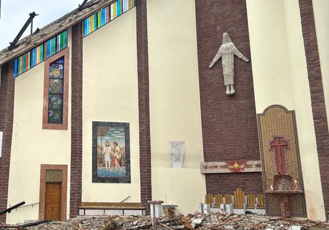 Potężny pożar strawił kościół. Pokruszony beton w miejscu ołtarza, dziura w ścianie w miejscu tabernakulum