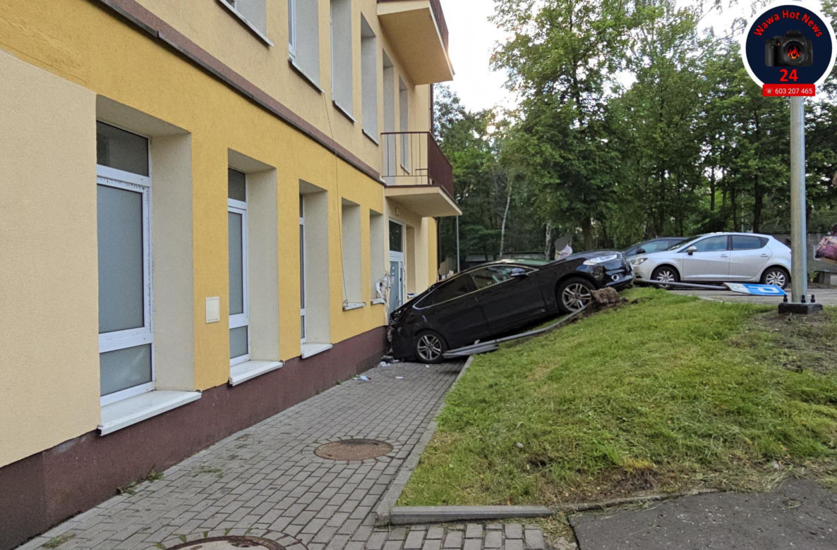 Auto staranowało ludzi i uderzyło w budynek szpitala. Groźny incydent w Otwocku