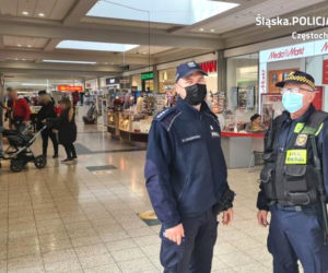 Śląskie: Policjanci prowadzą kontrole w sklepach i autobusach. Nie masz maseczki? Dostaniesz mandat [ZDJĘCIA]