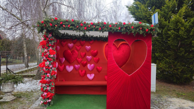 Romantyczny przystanek autobusowy w Moczyłach