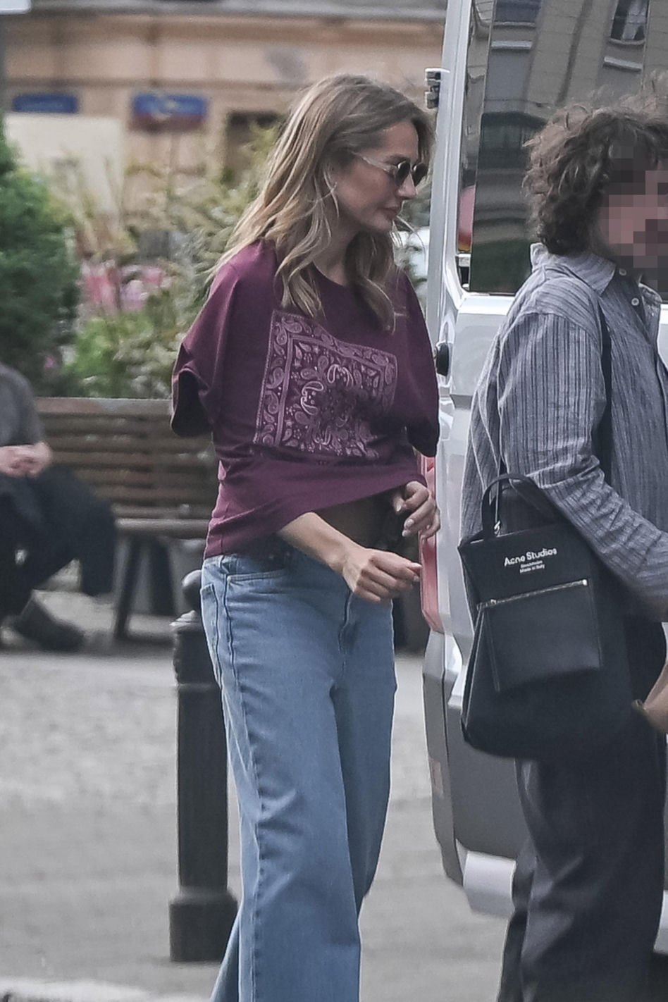 Małgorzata Socha przebiera się na ulicy