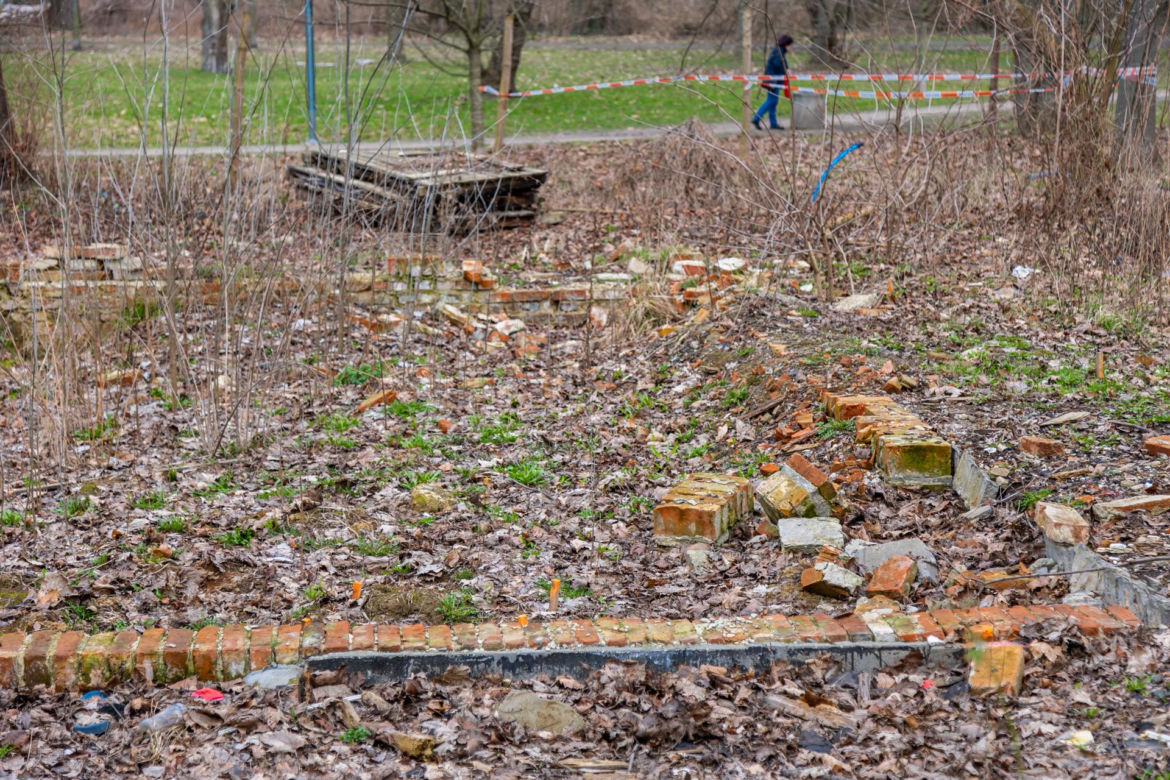 Rozebrane domki fińskie na Polu Mokotowskim w Warszawie