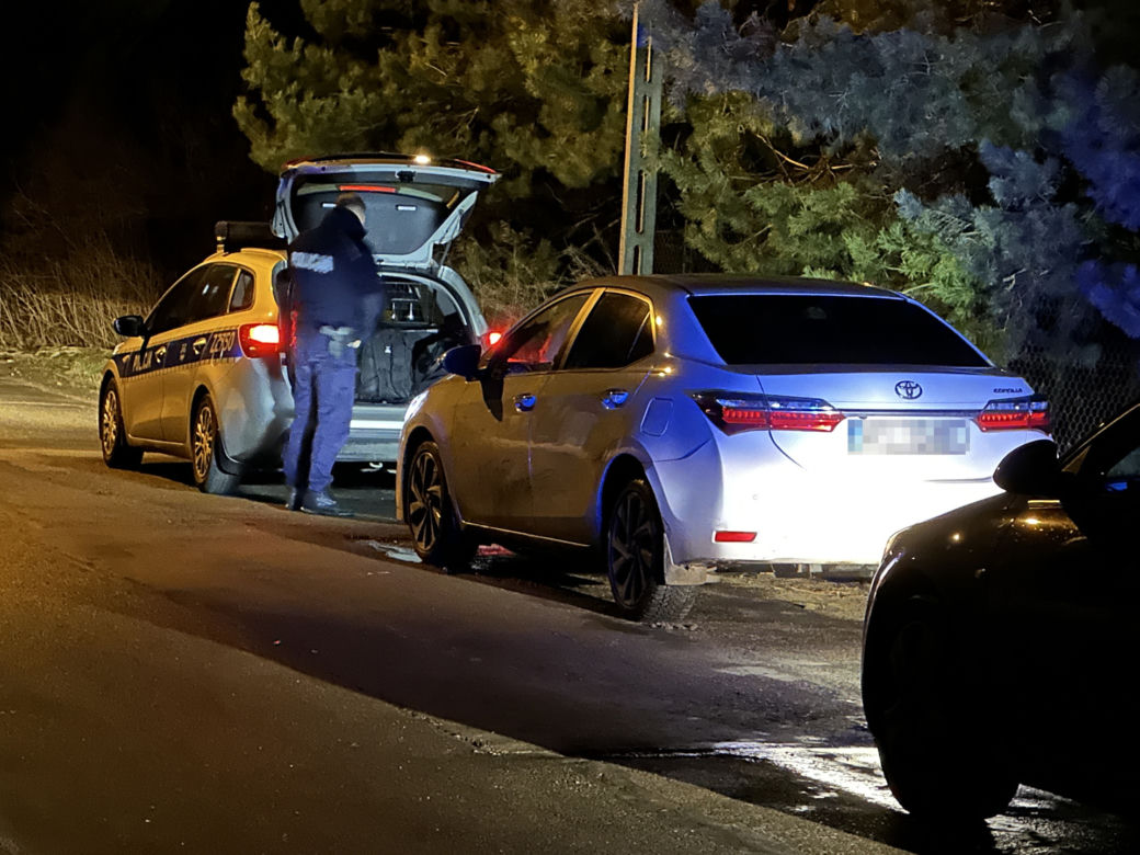 Pościg za kradzioną toyotą przez 5 powiatów! Złodzieje porzucili auto i uciekli w las. Trwa obława