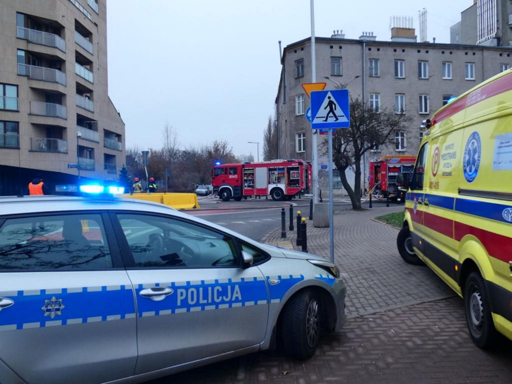 Warszawa. Płonie kamienica na Kamionku! Na miejscu osiem zastępów straży pożarnej!